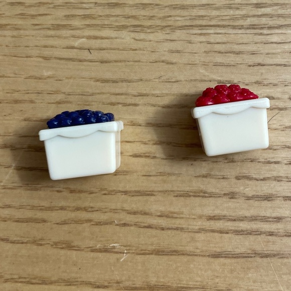 Lil Woodzeez Hopin Farmers Market Blueberries & Raspberries Calico Critters Set - Picture 2 of 3